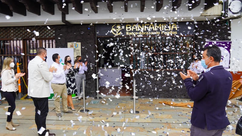 Banfamilia, Banco Abrazando Familias