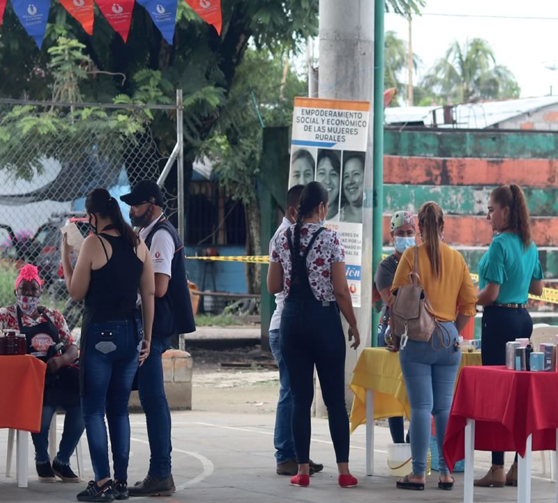 Mujeres ferias del emprendimiento y trueque